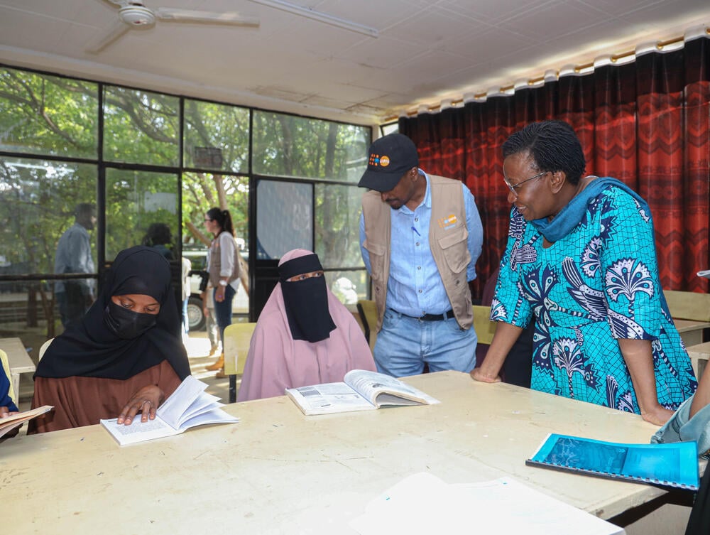 Ms. Lydia Zigomo, UNFPA ESARO Regional Director, discussing with girls about their aspirations at the Jigjiga Youth Center, Somali Region. (c) UNFPA Ethiopia.