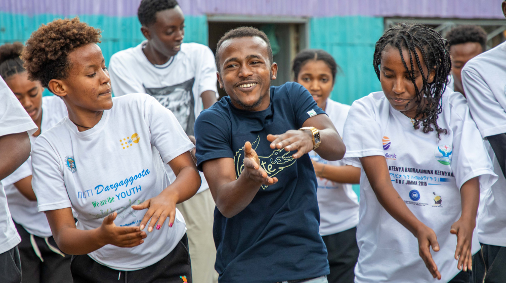 Endegena and Semir lead community activities that reflect their commitment to social change. They organize blood donation drives, clean-up efforts, and awareness campaigns on crucial issues like SRH services. 