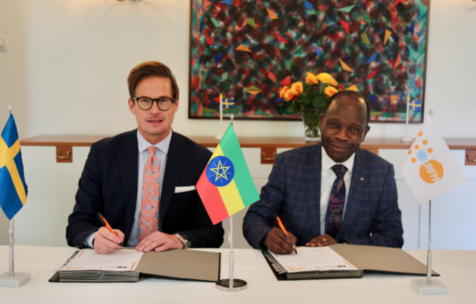 H.E. Hans Henrik L., Ambassador of Sweden to Ethiopia, and Mr. Taiwo Oluyomi, UNFPA D. Rep, during the signing ceremony. 