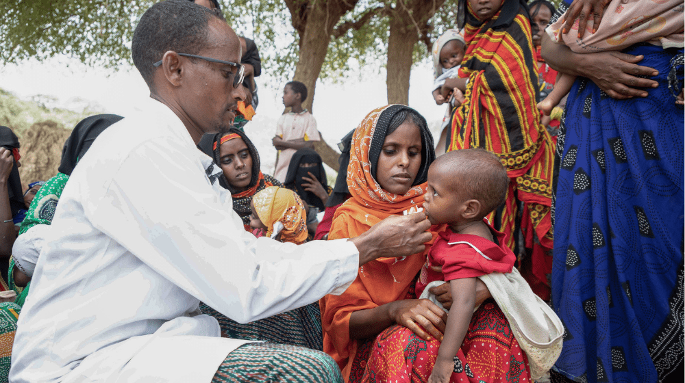 Osman providing a nutritional supplement to Fatuma's child. (c) UNFPA Ethiopia. 