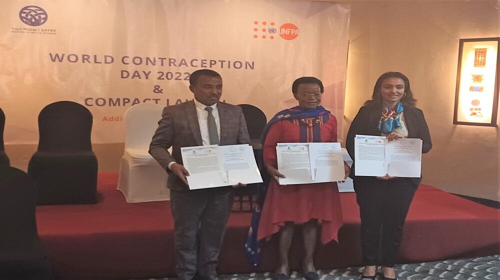 Dignitaries of Ministry of Health and UNFPA Representative a.i. launching the compact